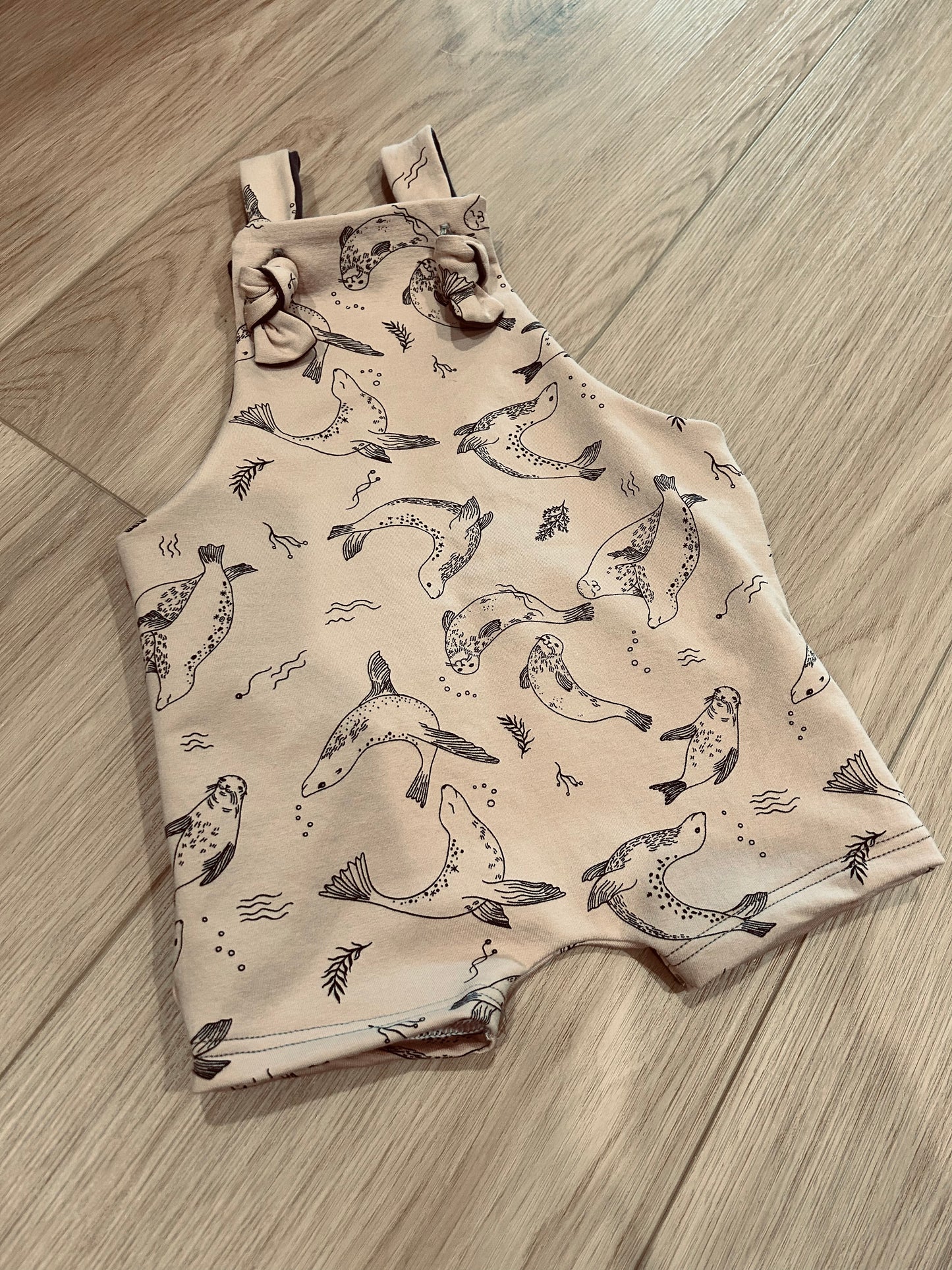 Seals knotted shorts romper